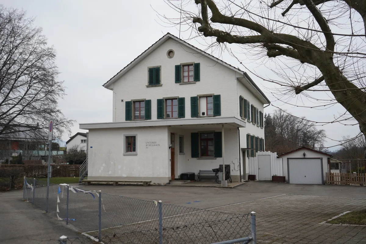 Ein Haus mit drei Stöcken und einem Vorplatz
